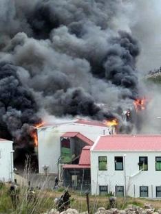 2011-09-20-lampedusa-cie-burning.jpg